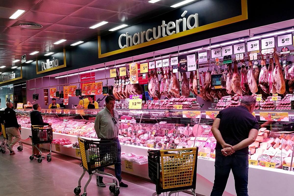 Sección de 'delicatessen' del supermercado Ahorramas en Valdebebas (Comunidad de Madrid), el 27 de septiembre de 2025.
