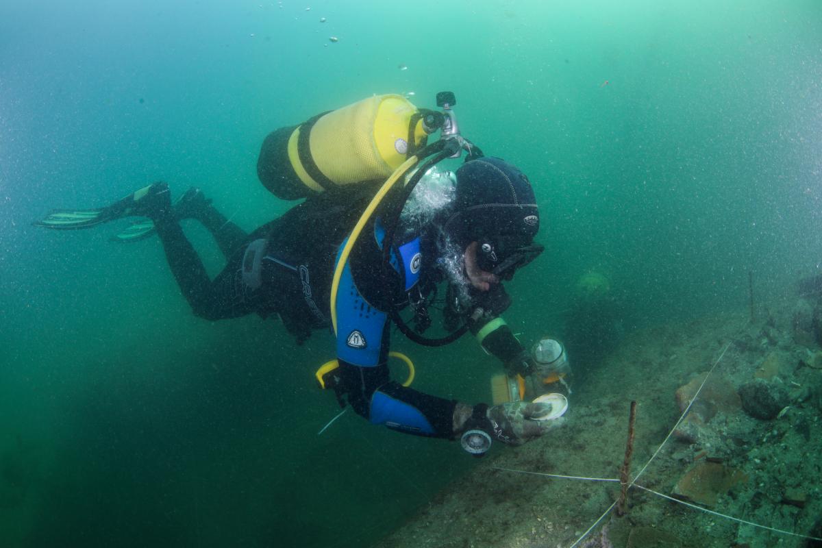 Arqueólogo marino realizando una expedición en las profundidades del océano.