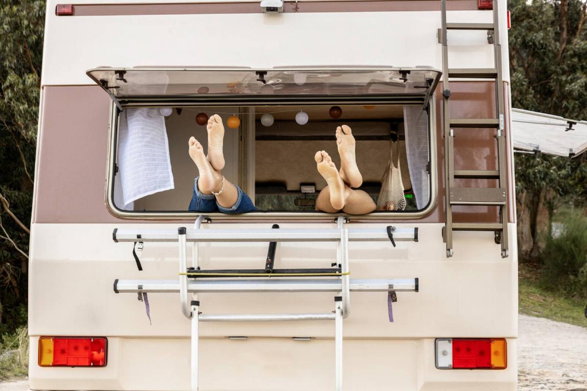 Pies de una pareja en una ventana