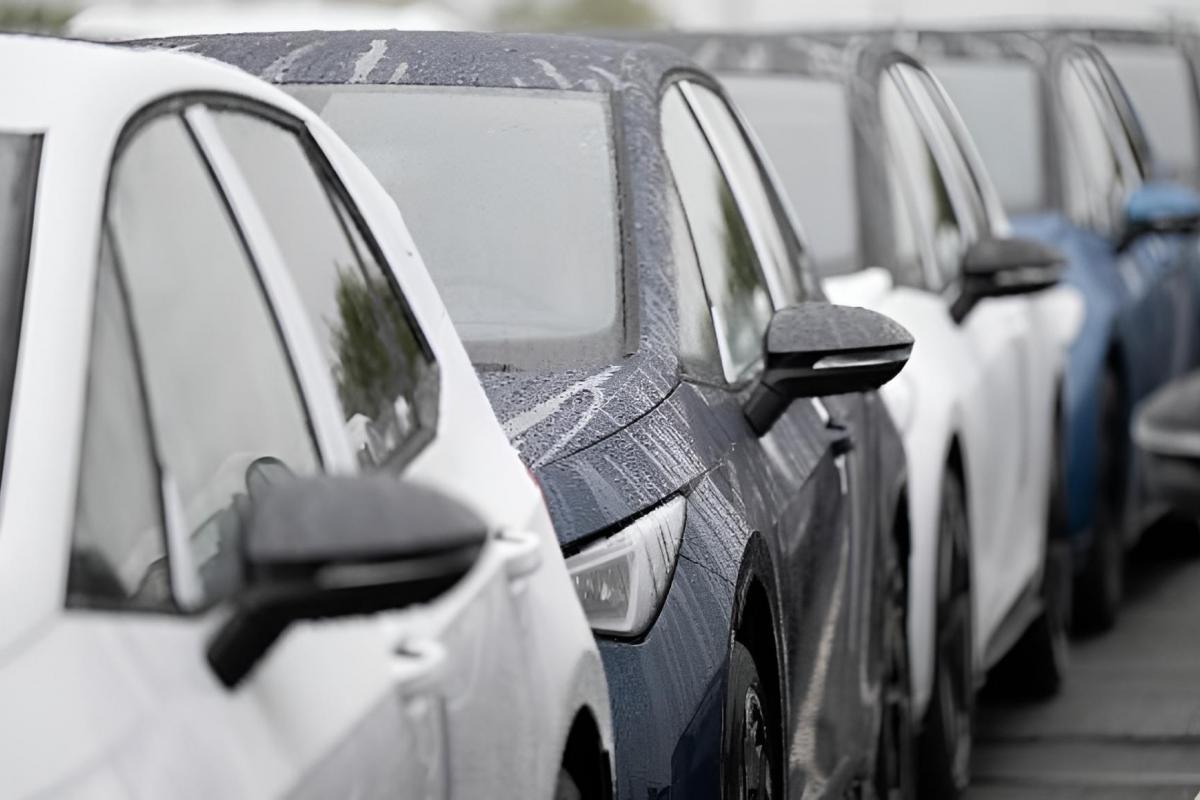 Una fila de coches, uno detrás de otro