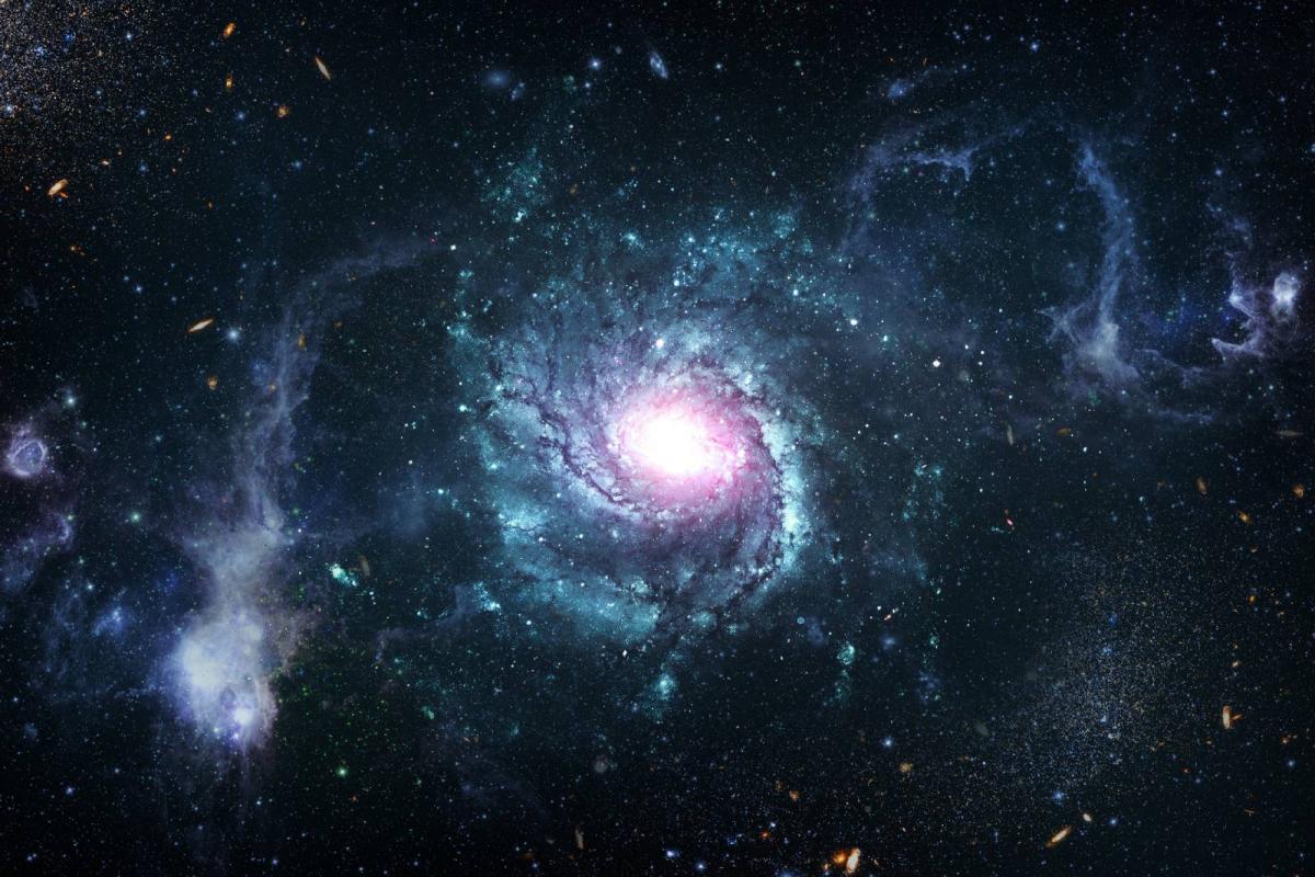 Galaxia espiral brillante en el espacio profundo con estrellas centrales y distantes brillantes en el universo