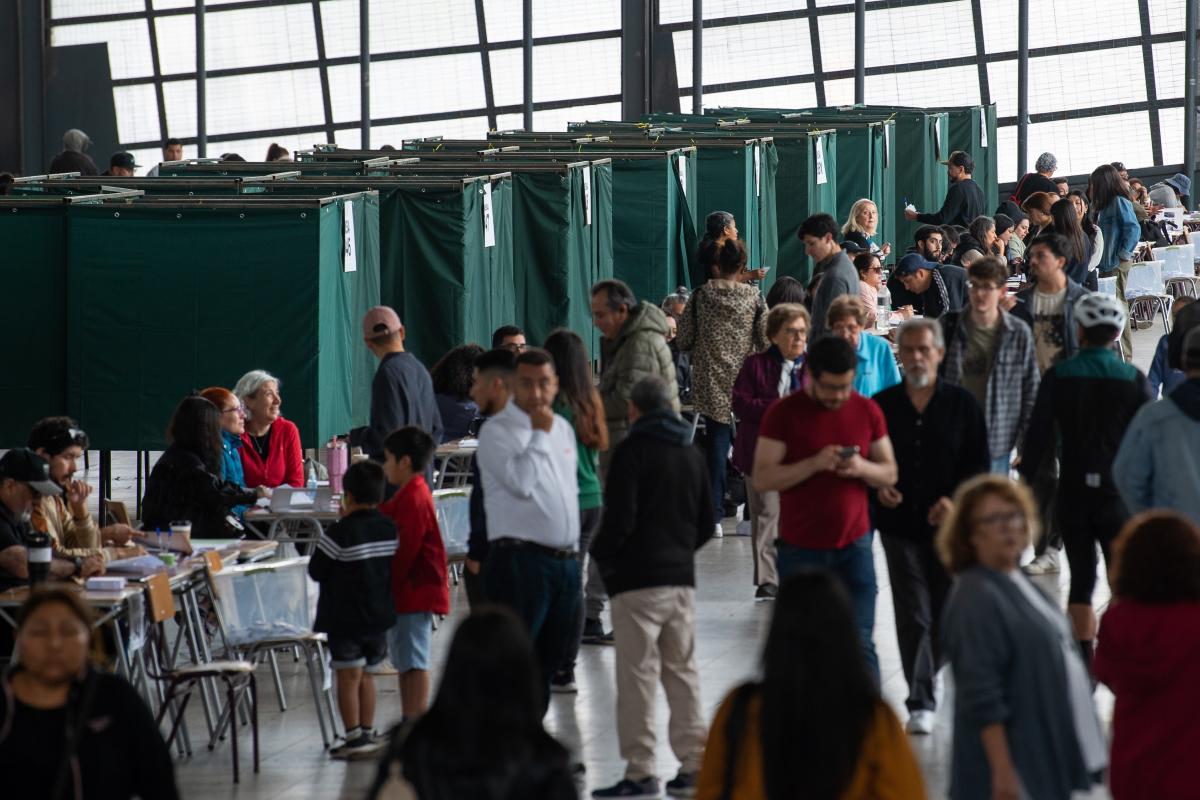 La gente vota en la Estación Mapocho durante las elecciones presidenciales de 2025 el 14 de diciembre de 2025 en Santiago, Chile.