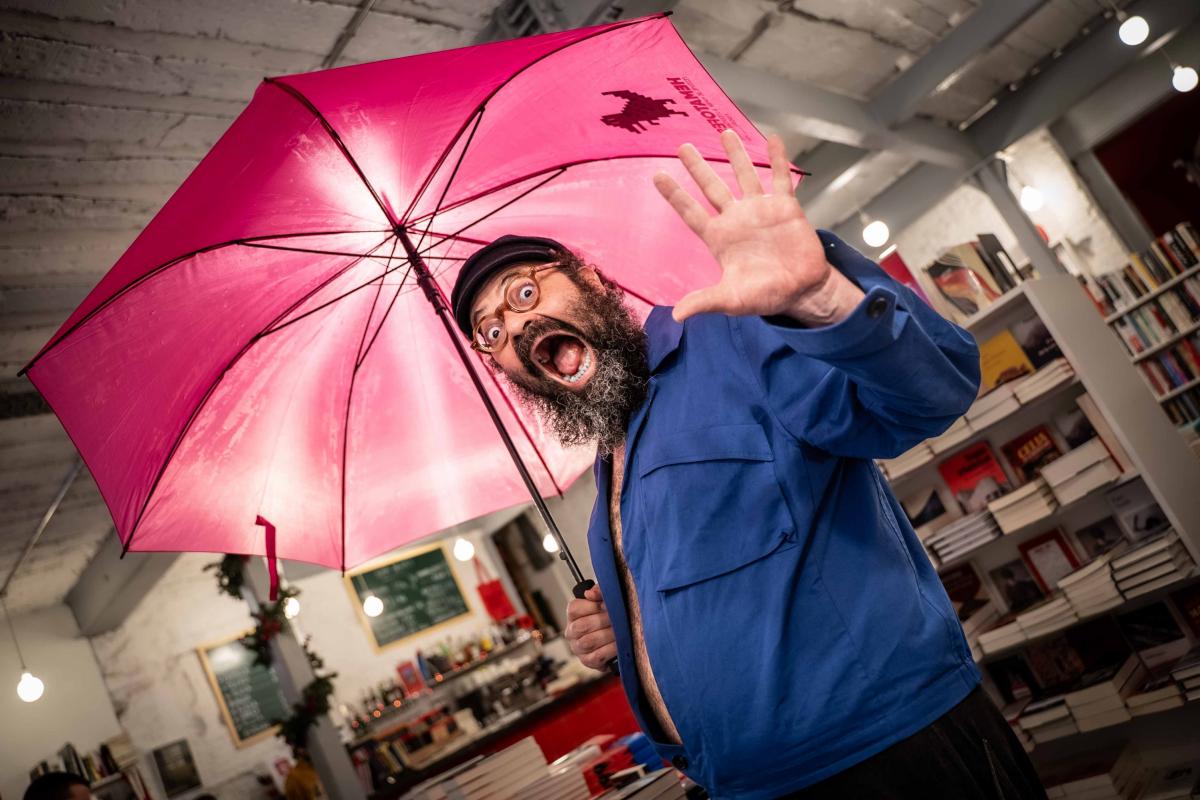 Ignatius Farray en la librería 'Tipos infames' después de la entrevista.