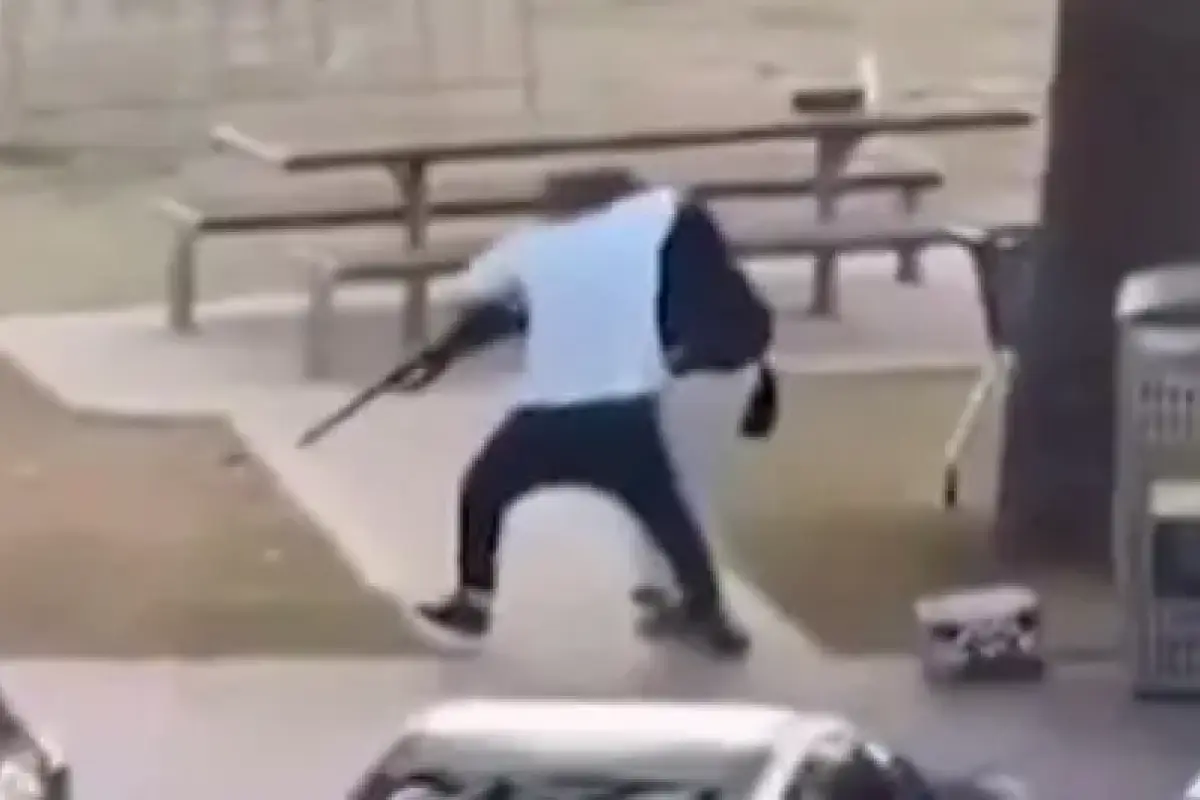 Instante en el que Ahmed al Ahmed, de 43 años, desarma a un atacante.