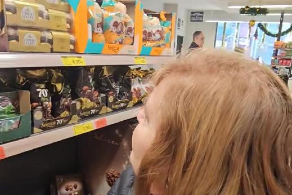 La madre de la creadora de contenido argentina @pinchu.travel.food haciendo la compra en Mercadona