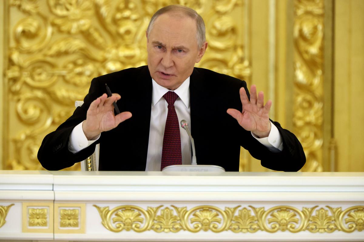 Putin dando un discurso en Moscú con cara de enfado