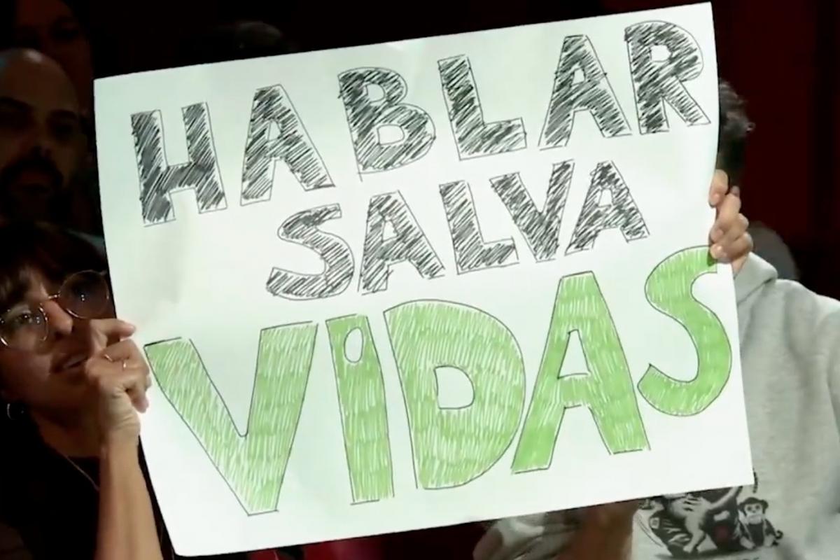 Sonia Ruiz, joven del público, con una pancarta reivindicativa en 'La Revuelta'