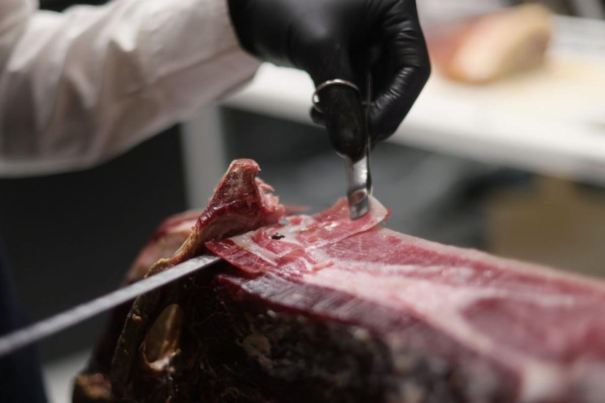 Un maestro jamonero explica por qué empezar el jamón por la maza ayuda a conservarlo mejor en casa