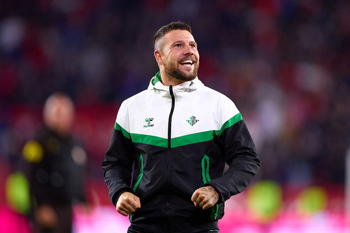 Aitor Ruibal, del Real Betis, tras el partido de su partido en el estadio Ramón Sánchez Pizjuán, el 30 de noviembre de 2025, en Sevilla.