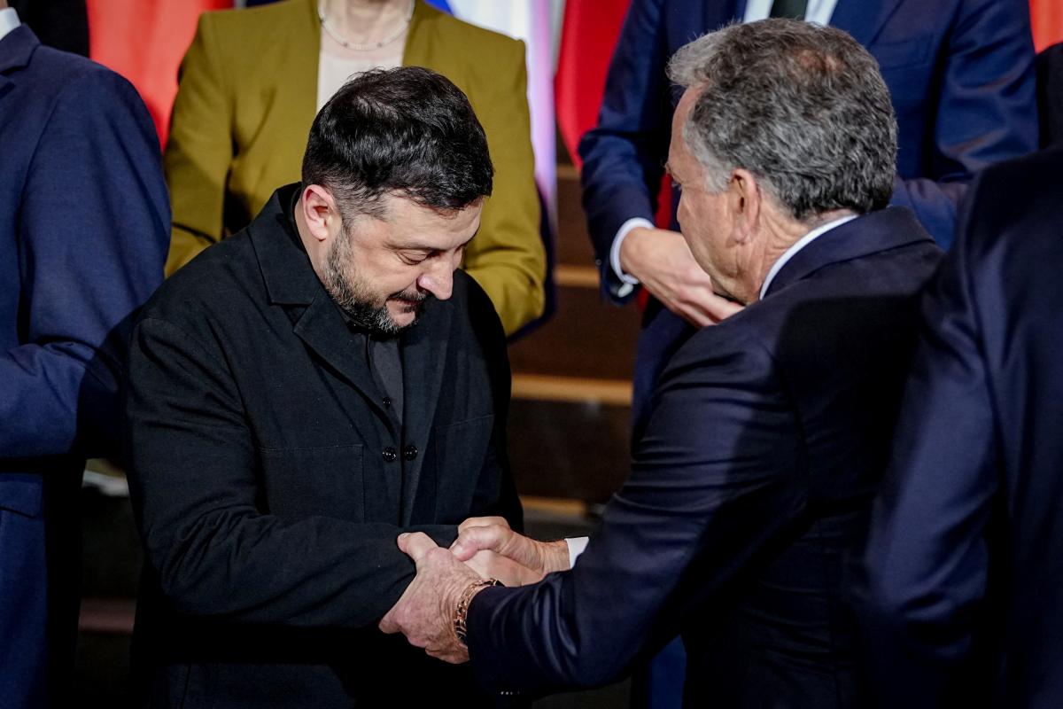 El presidente de Ucrania, Volodimir Zelenski, y el enviado especial de EEUU, Steve Witkoff, se dan la mano tras la foto de familia con los negociadores europeos, el 15 de diciembre de 2025, en Berlín.