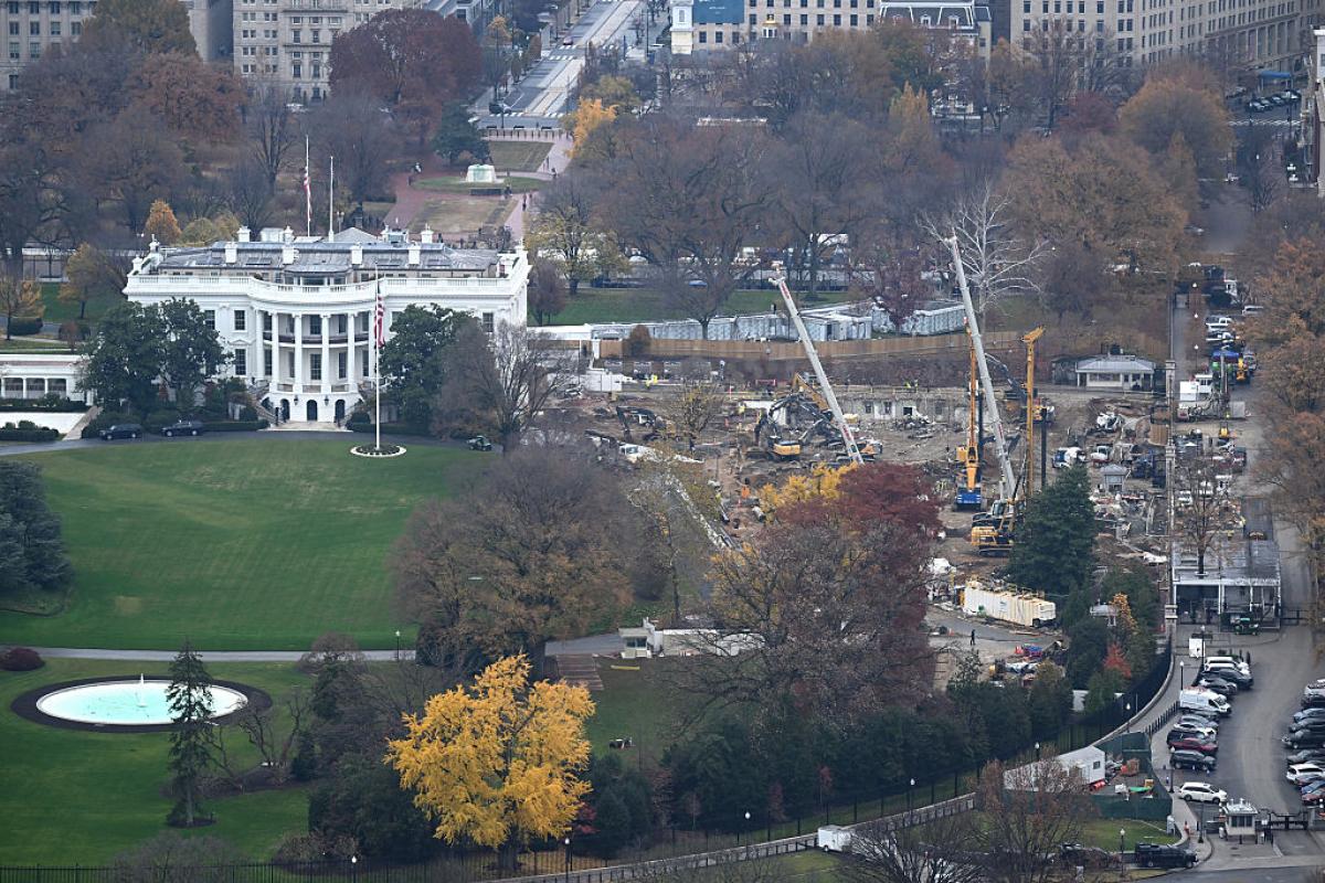 La obra del salón de baile de la Casa Blanca y el Ala Este, vista desde el Monumento a Washington, el 26 de noviembre de 2025.