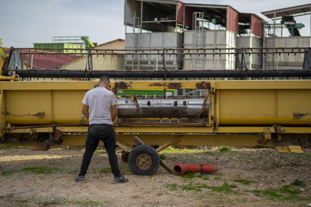 Un joven agricultor trabajando
