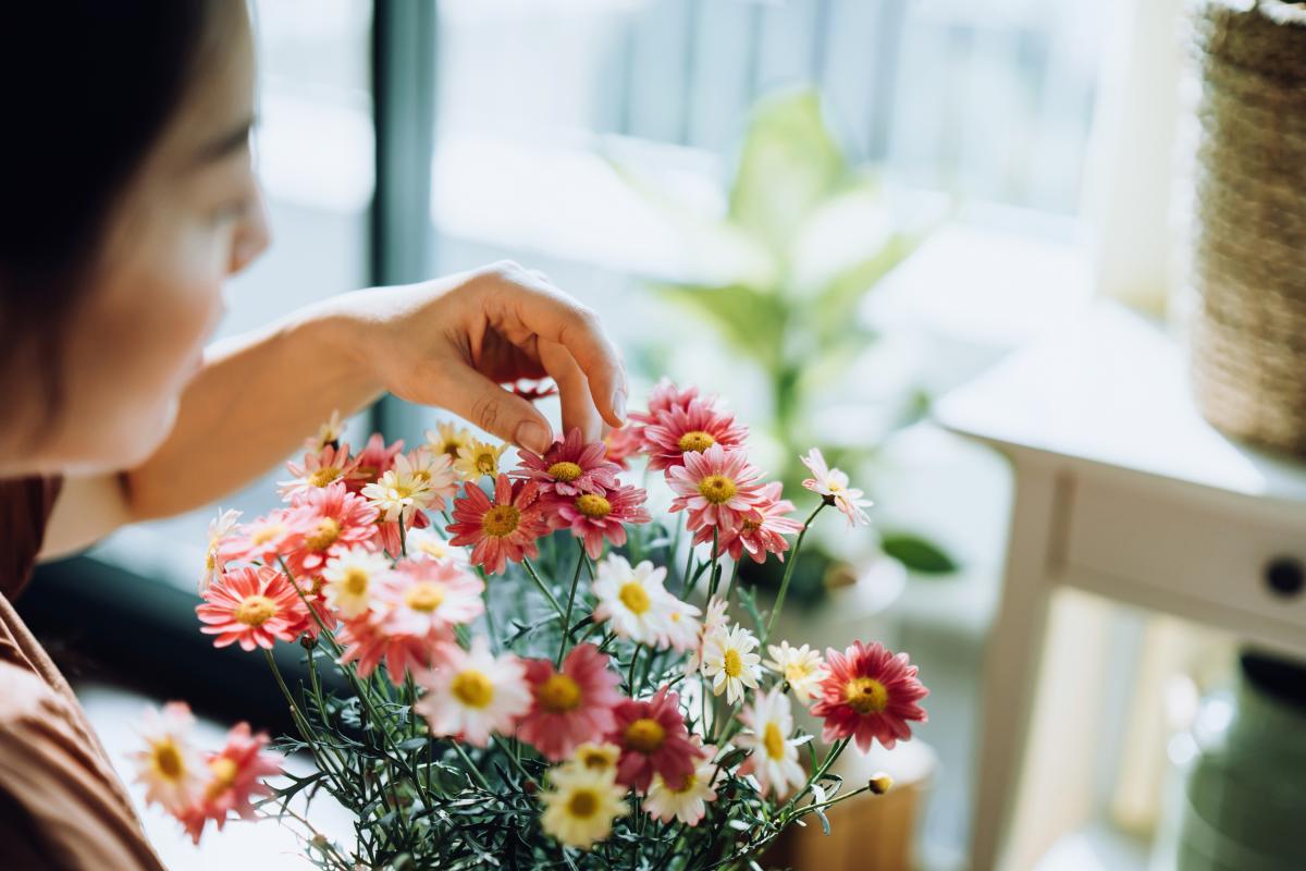 Una mujer tocando un ramo de flores