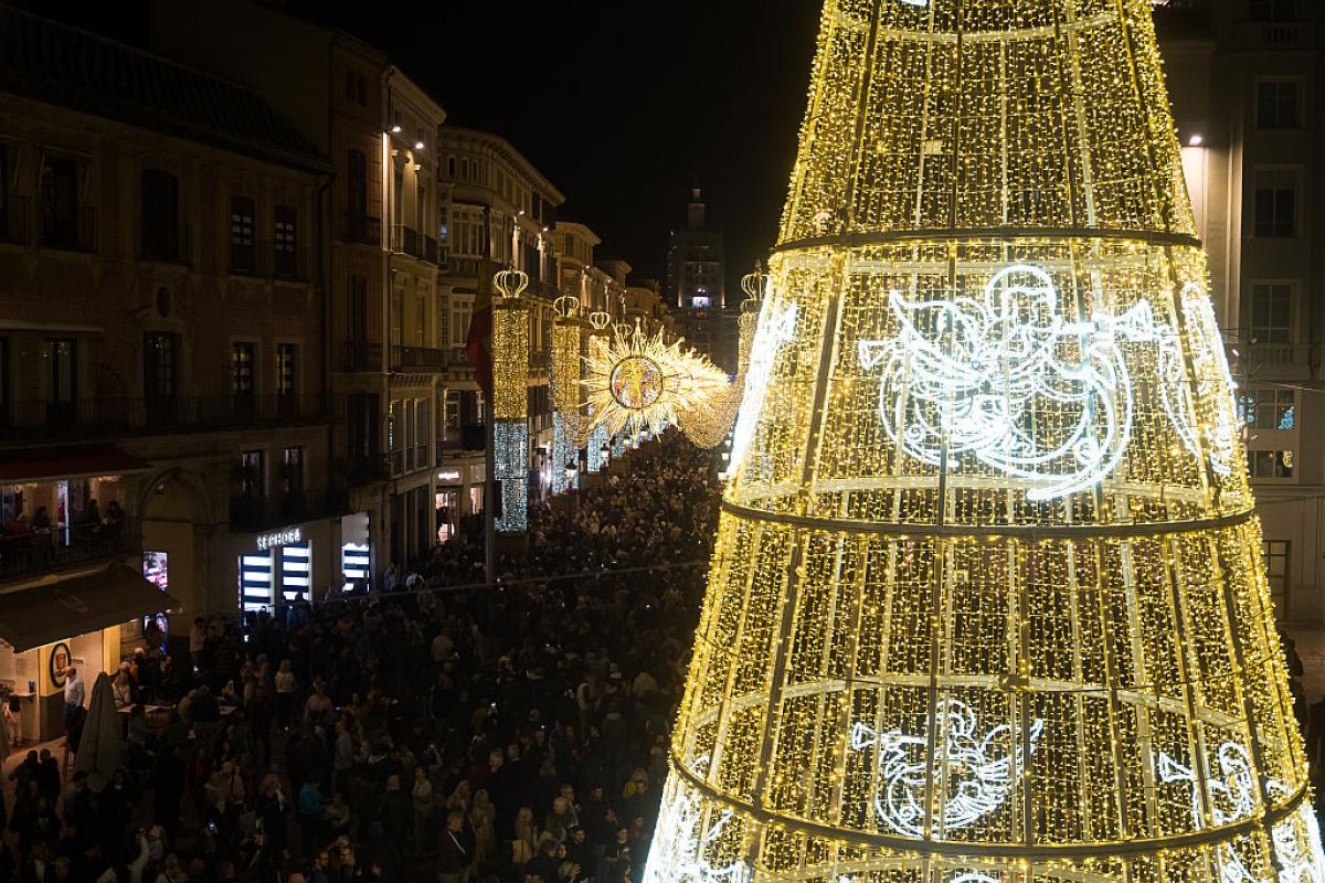 Decoración navideña en las atestadas calles de Málaga este 2025