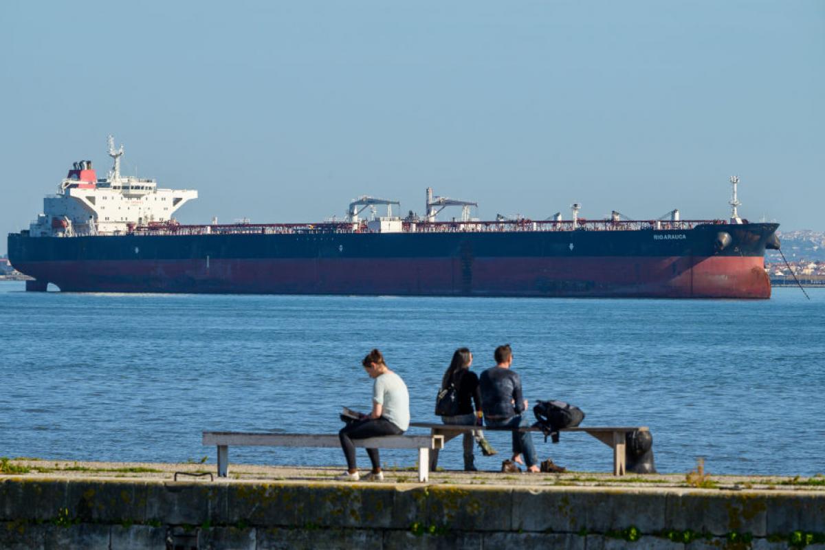 El petrolero venezolano de PDVSA Río Arauca, en el Tajo a su paso por Lisboa, en una imagen de 2019.