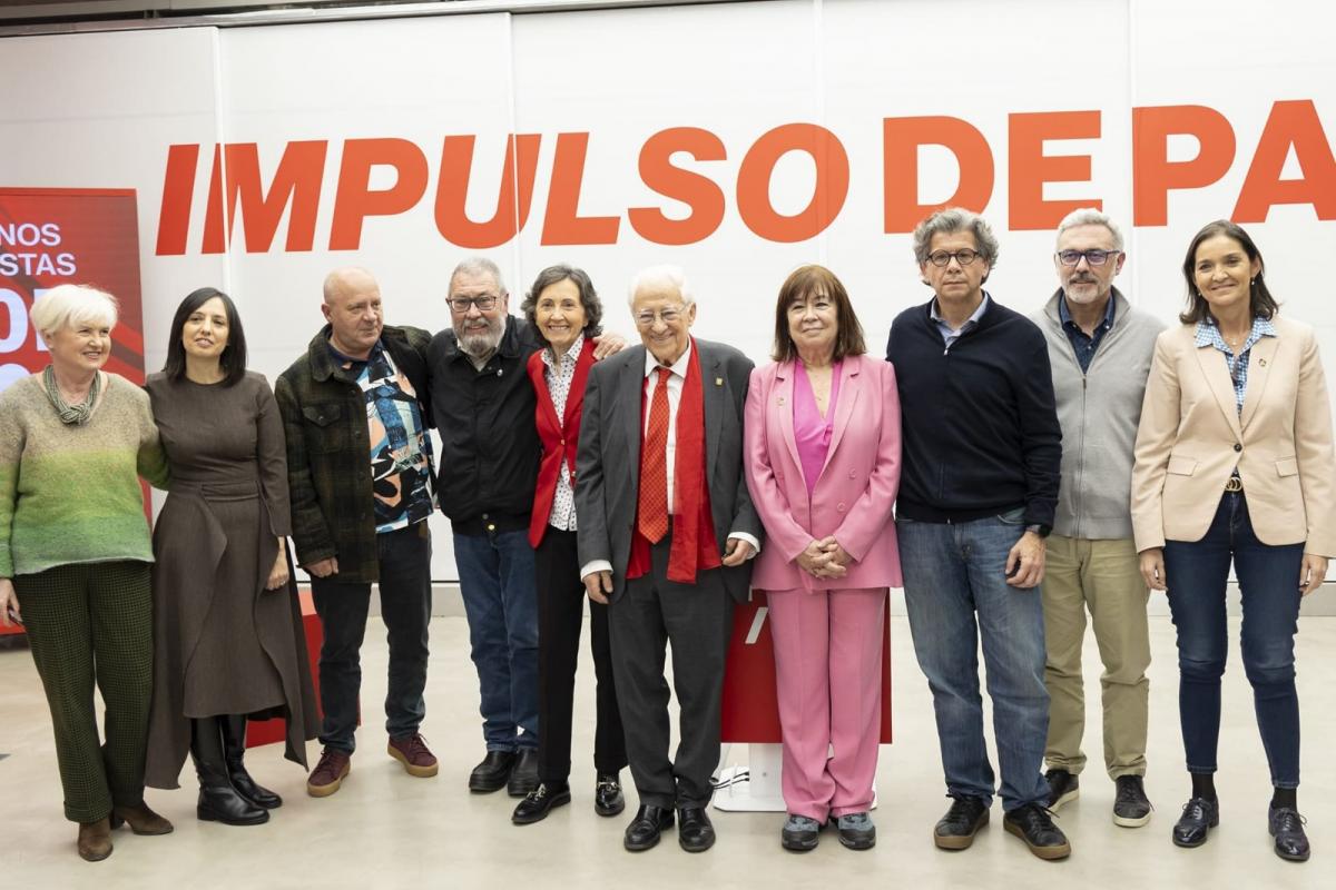 Miembros del Grupo Federal de Cristianos Socialistas PSOE, junto al padre Ángel o Cristina Narbona