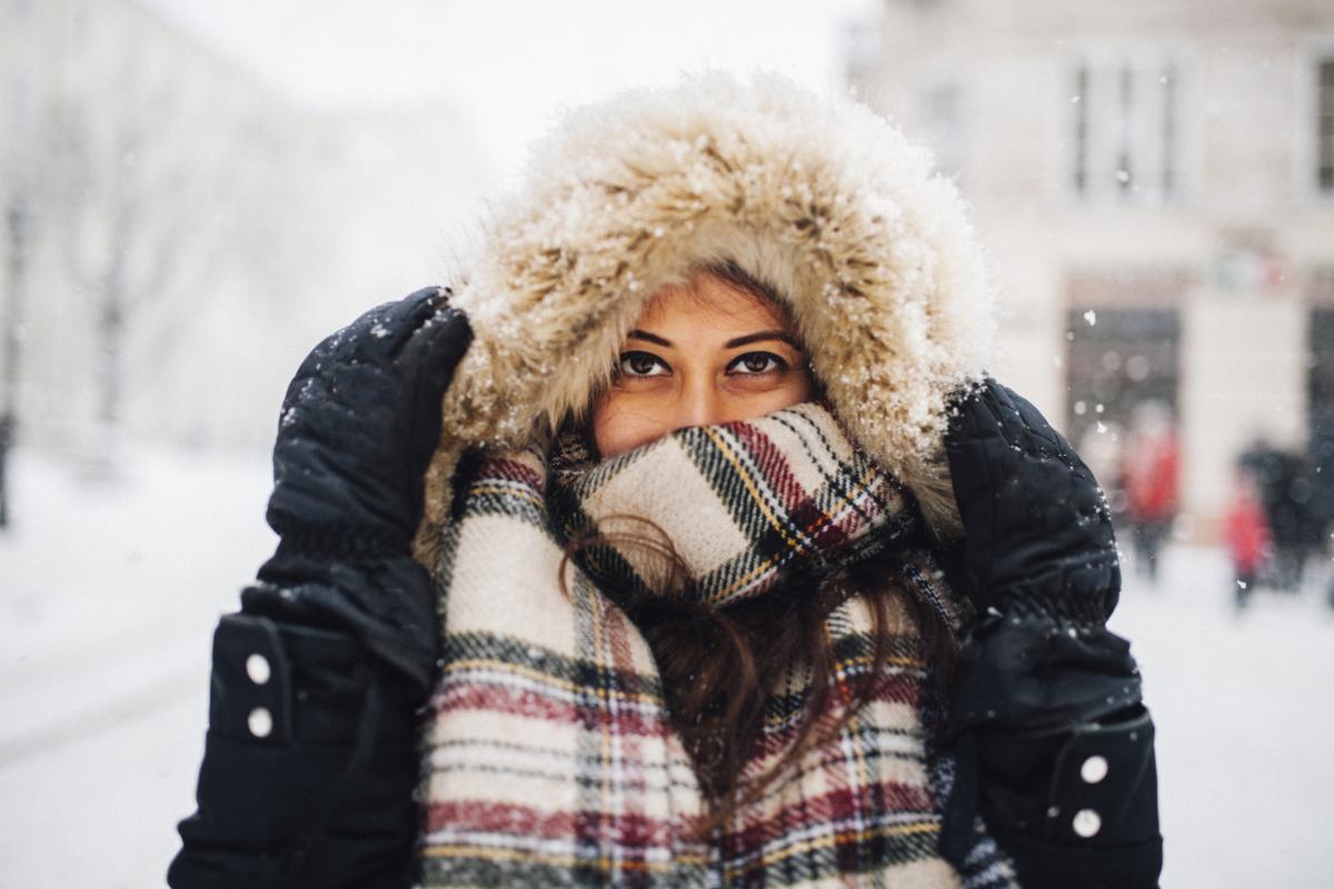 Mujer en la calle nevado