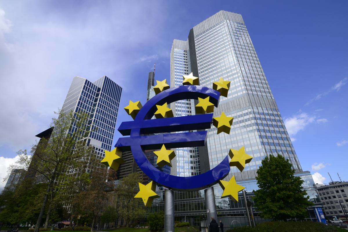 Escultura del Euro en los alrededores del Banco Central Europeo, en Fráncfort (Alemania).
