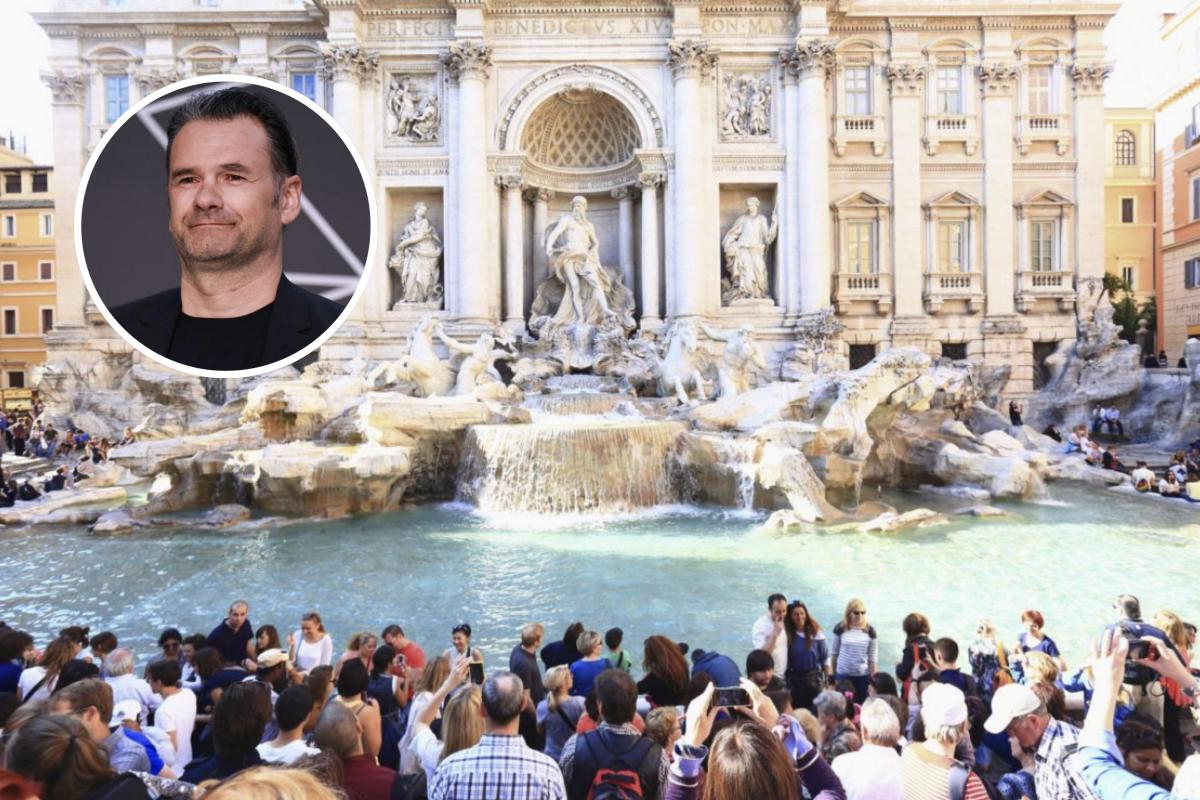 Iñaki López junto a una foto de la fontana de Trevi
