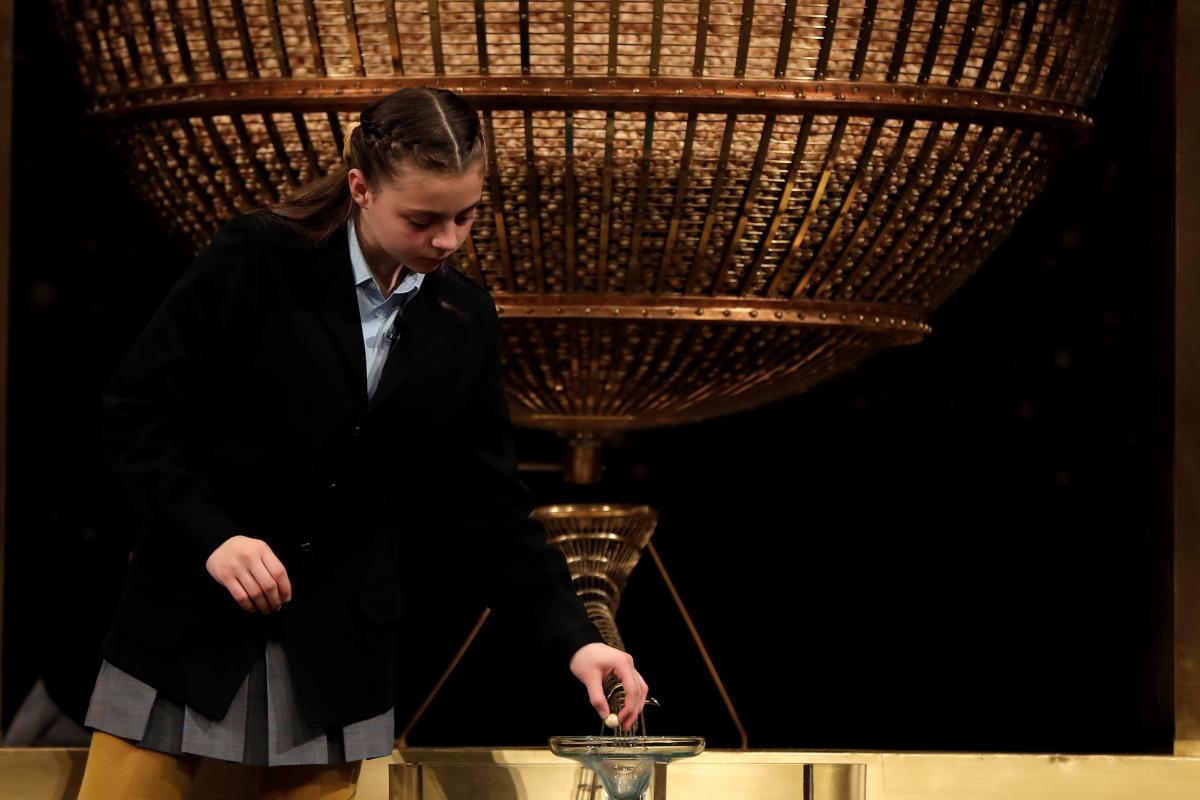 Una niña cogiendo una de las bolas en el sorteo de la Lotería de Navidad, en una imagen de archivo.