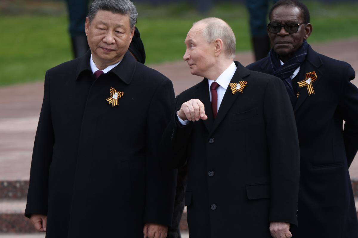 Putin hablando con Xi Jinping