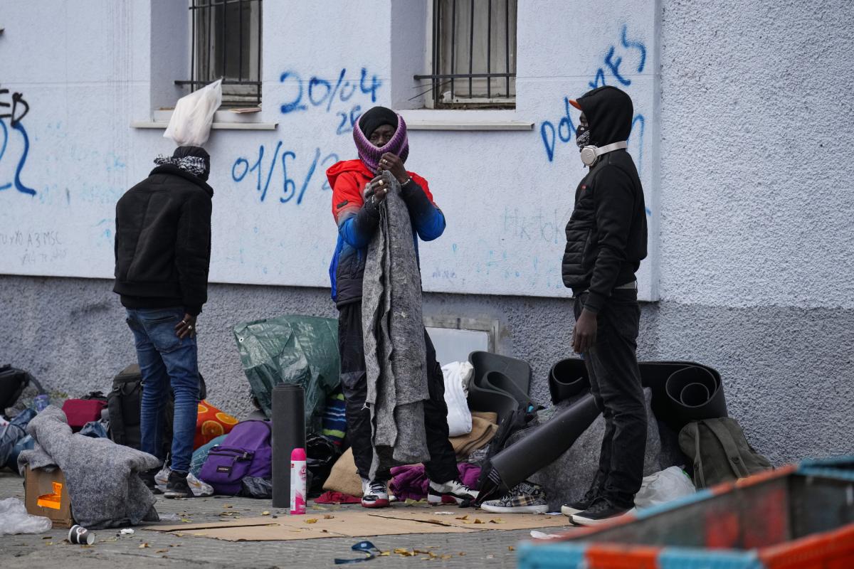 El centenar de migrantes acampados en una plaza junto al antiguo instituto B9 de Badalona (Barcelona) desalojado el pasado miércoles por los Mossos d'Esquadra recogen sus cosas