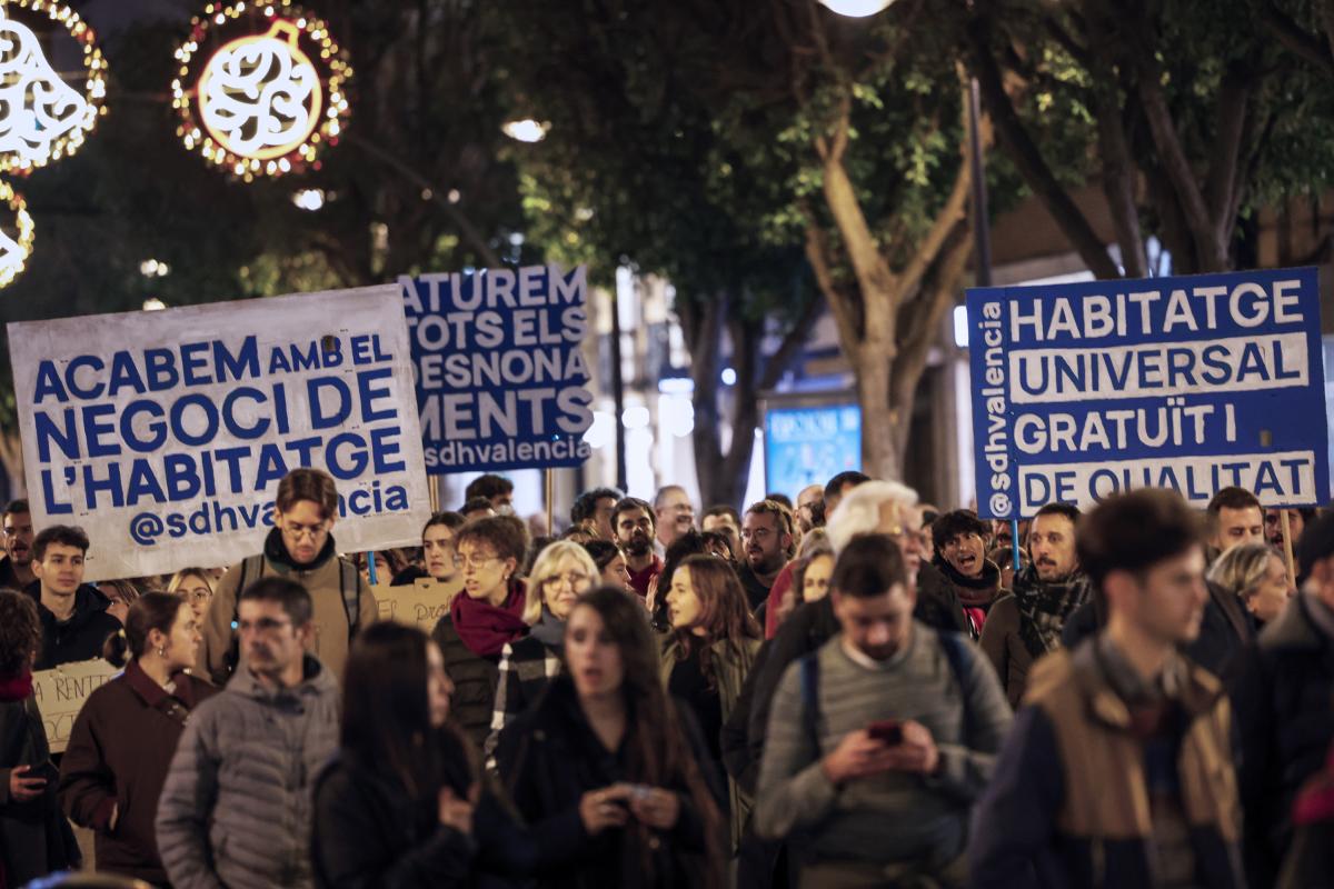 Un momento de la manifestación convocada por la plataforma ´Juntes per L´Habitatge´ que ha recorrido hoy sábado el centro de Valencia para reclamar el derecho a una vivienda digna. EFE / Ana Escobar.