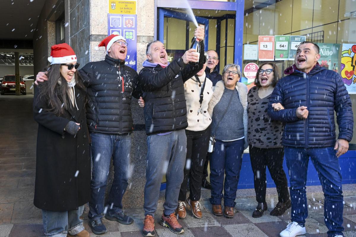 Agraciados con el Gordo del Sorteo Extraordinario de la Lotería de Navidad, el 79.432, lo celebran en La Bañeza (León)