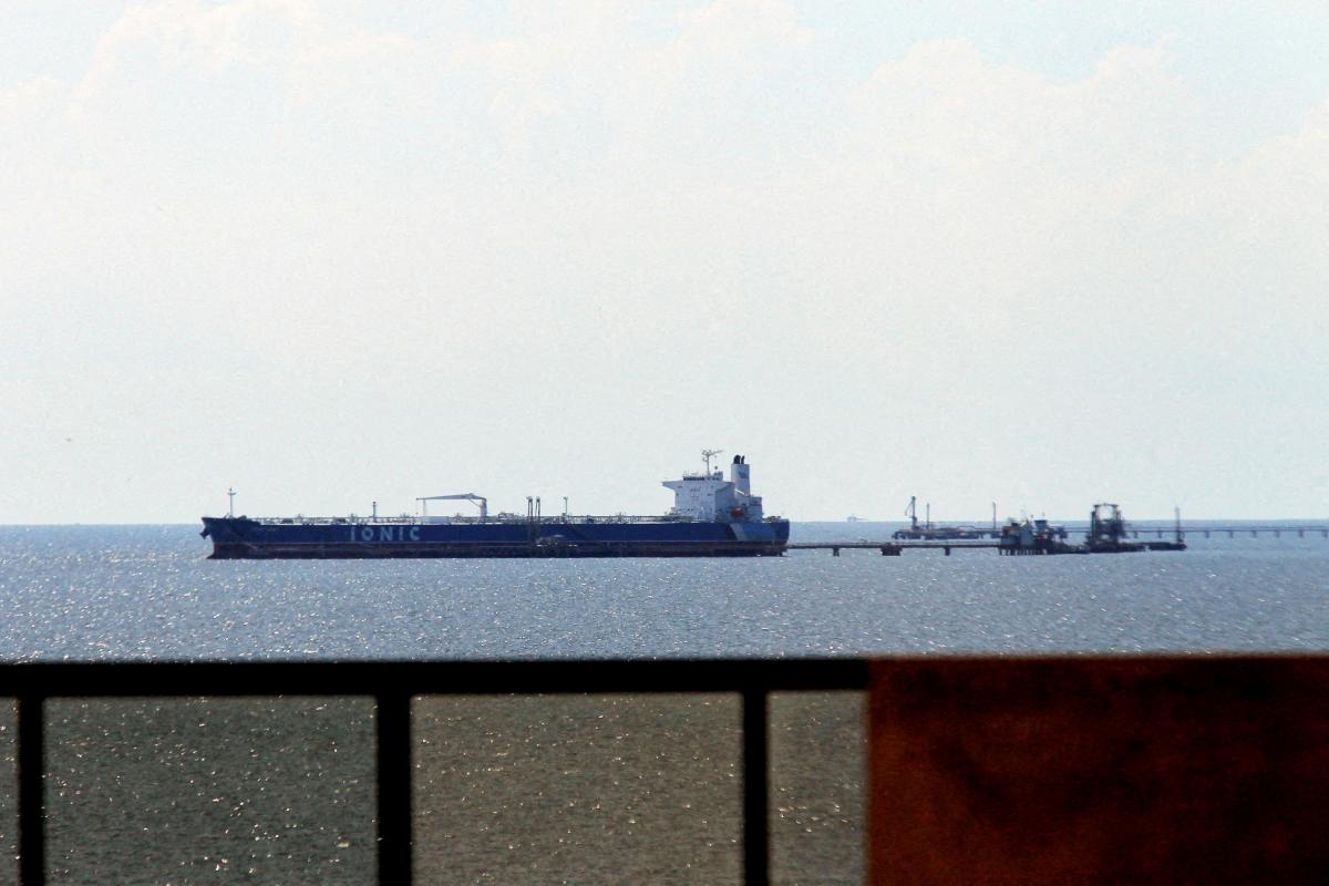 El petrolero Ionic Anax, fletado por Chevron, cerca del puerto de Bajo Grande en el lago de Maracaibo (Venezuela), el 13 de diciembre de 2025.
