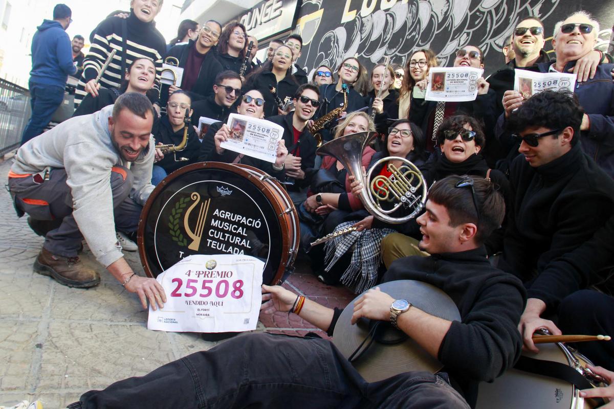 GRAFCVA1376. MORAIRA (ALICANTE), 22/12/2025.- La Agrupación Musical Cultural de Teulada (Alicante) ha sido agraciada con algo más de 21 millones de euros del sorteo extraordinario de Navidad al estar abonada al número 25.508, segundo cuarto premio de la lotería de este lunes, que ha sido vendido en la administración numero 1 de Moraira.