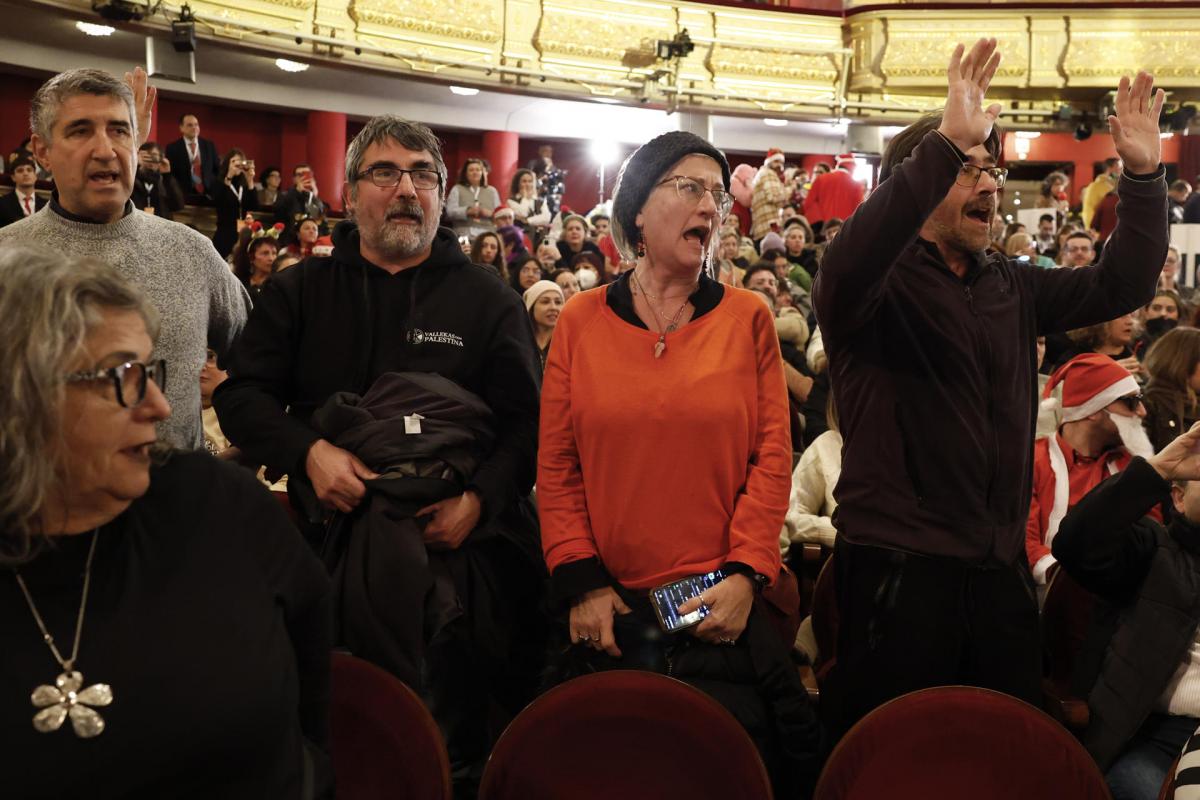 Un grupo de manifestantes interrumpe con gritos en favor de Palestina durante el Sorteo Extraordinario de Navidad celebrado este lunes en el Teatro Real de Madrid