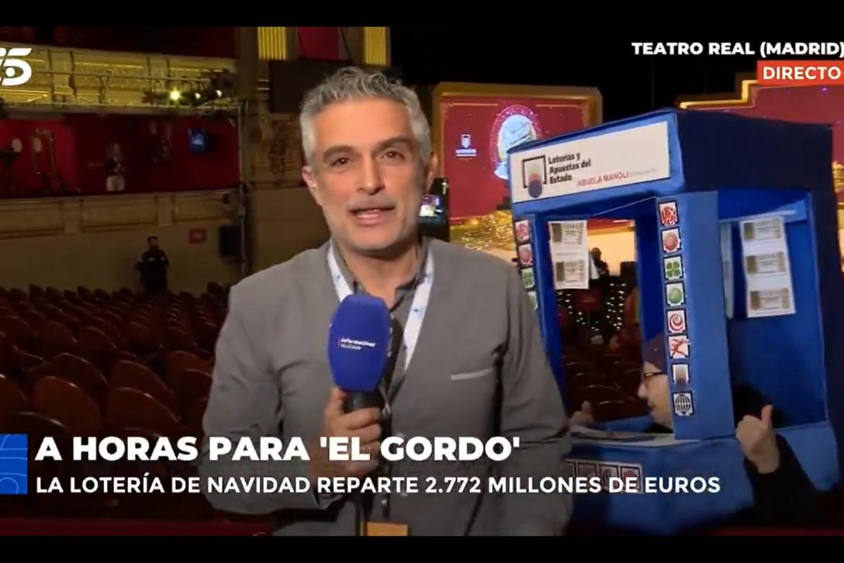Un reportero de 'Informativos Telecinco' informa del Sorteo de Lotería de Navidad