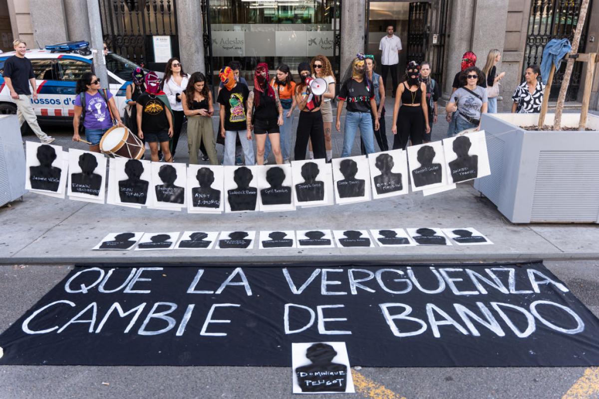 Activistas feministas se manifiestan en favor de Gisele Pelicot y con su mensaje en la pancarta: "Que la vergüenza cambie de bando", frente al consulado francés de Barcelona, el 30 de septiembre de 2024.