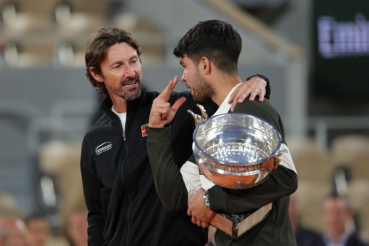 Carlos Alcaraz posa junto a Juan Carlos Ferrero con la Copa de los Mosqueteros de Roland Garros