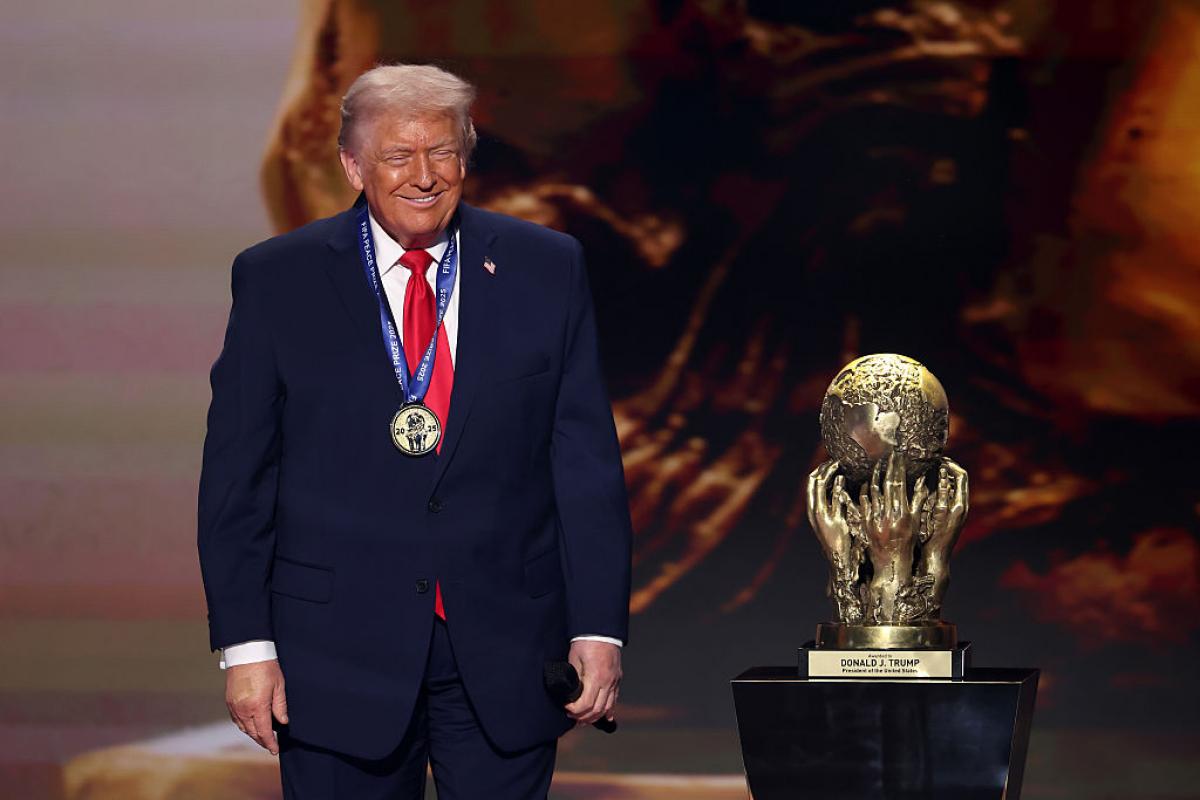 Donald Trump, con su medalla y el Premio de la Paz de la FIFA