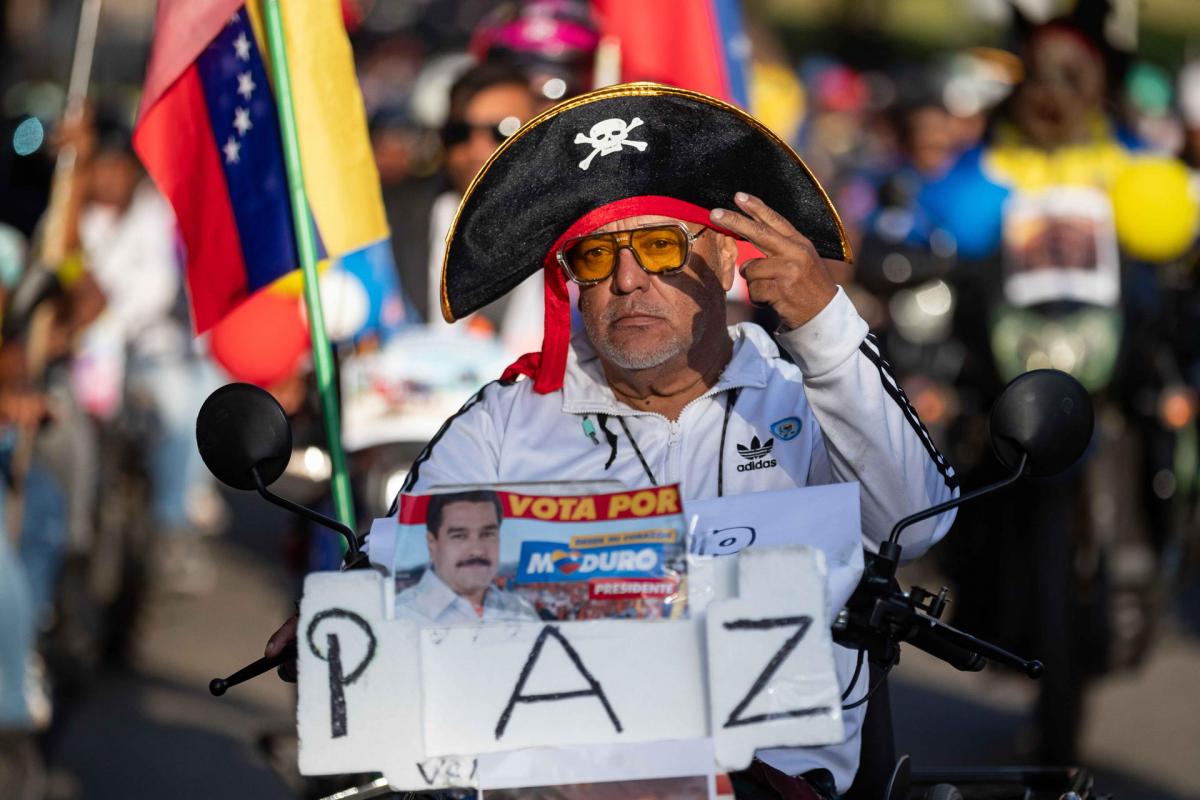 Una persona disfrazada de pirata y sobre una motocicleta, durante una caravana de apoyo a Nicolás Maduro y de condena a Donald Trump, el 22 de diciembre de 2025, en Caracas.