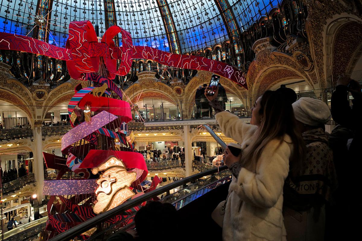 Árbol de Navidad y luces durante la decoración navideña de las Galerías Lafayette Haussmann, el 16 de diciembre de 2025 en París, Francia.