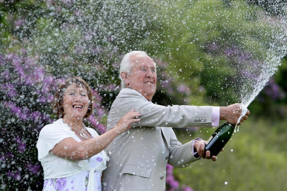 Brian y Joan Caswell, de Bolton, los afortunados ganadores del gran sorteo de Euromillones del viernes pasado, celebran con champán haber ganado 24.951.269,40 en Shrigley Hall, Pott Shrigley, cerca de Macclesfield, Cheshire. (Foto de Dave Thompson - PA Images/PA Images vía Getty Images)