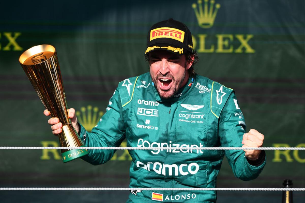 Fernando Alonso, en el podio del Gran Premio de Brasil de 2023, una de sus mayores exhibiciones al volante
