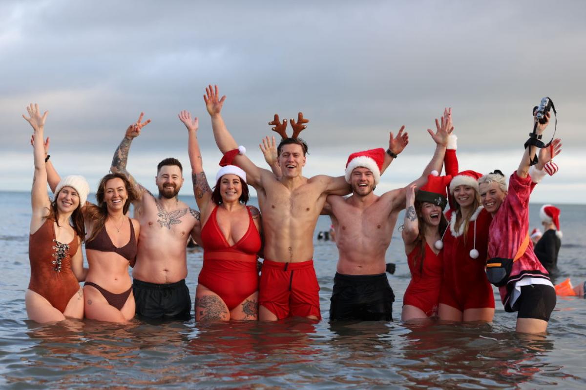 Un grupo de nadadores participa en el baño anual de Nochebuena en Helen's Bay, el 24 de diciembre de 2024.