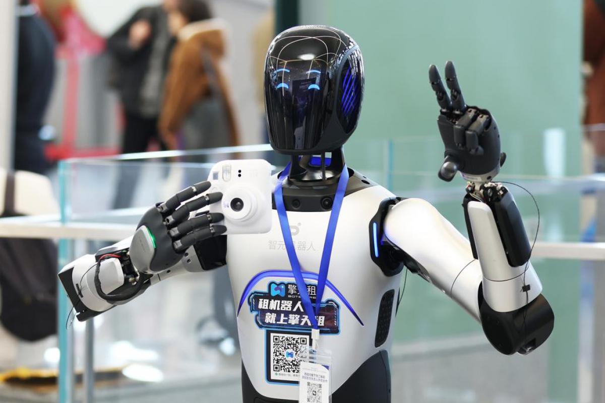 Un robot haciendo una foto y posando a la vez. Una imagen que demuestra que todavía les queda mucho camino por recorrer.