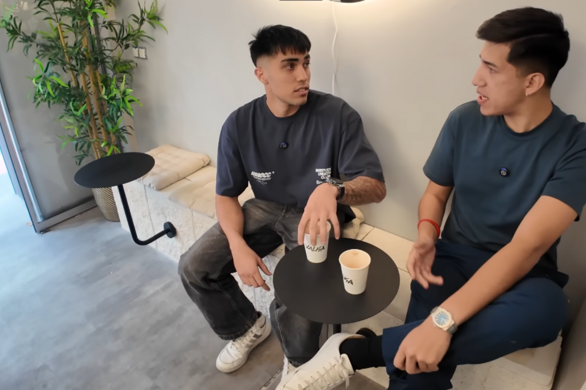 Kevin Gómez conversando junto al emprendedor argentino, Nacho Majul.