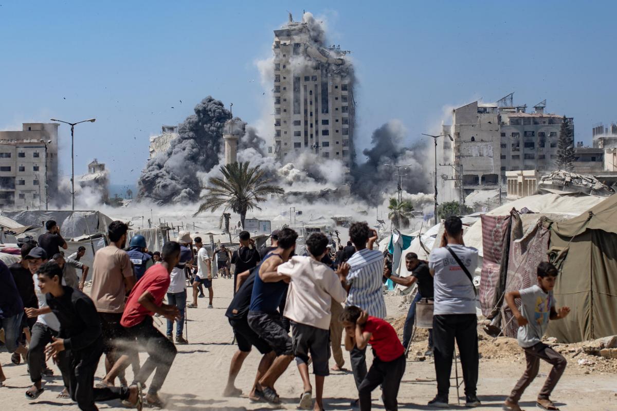 Palestinos reaccionan tras un ataque aéreo israelí sobre la torre Mushtaha en la ciudad de Gaza, el 5 de septiembre de 2025.