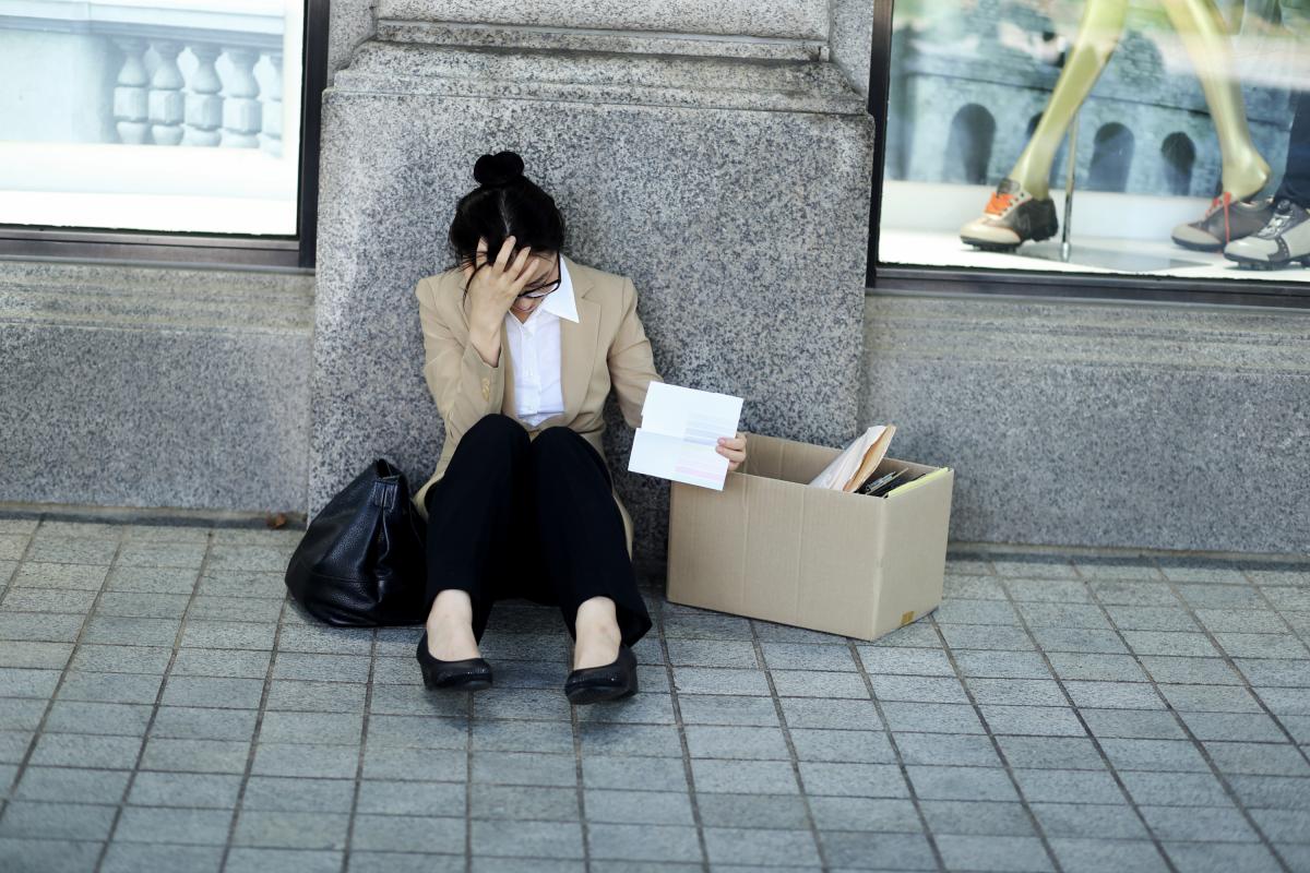 Mujer recién despedida de su trabajo.