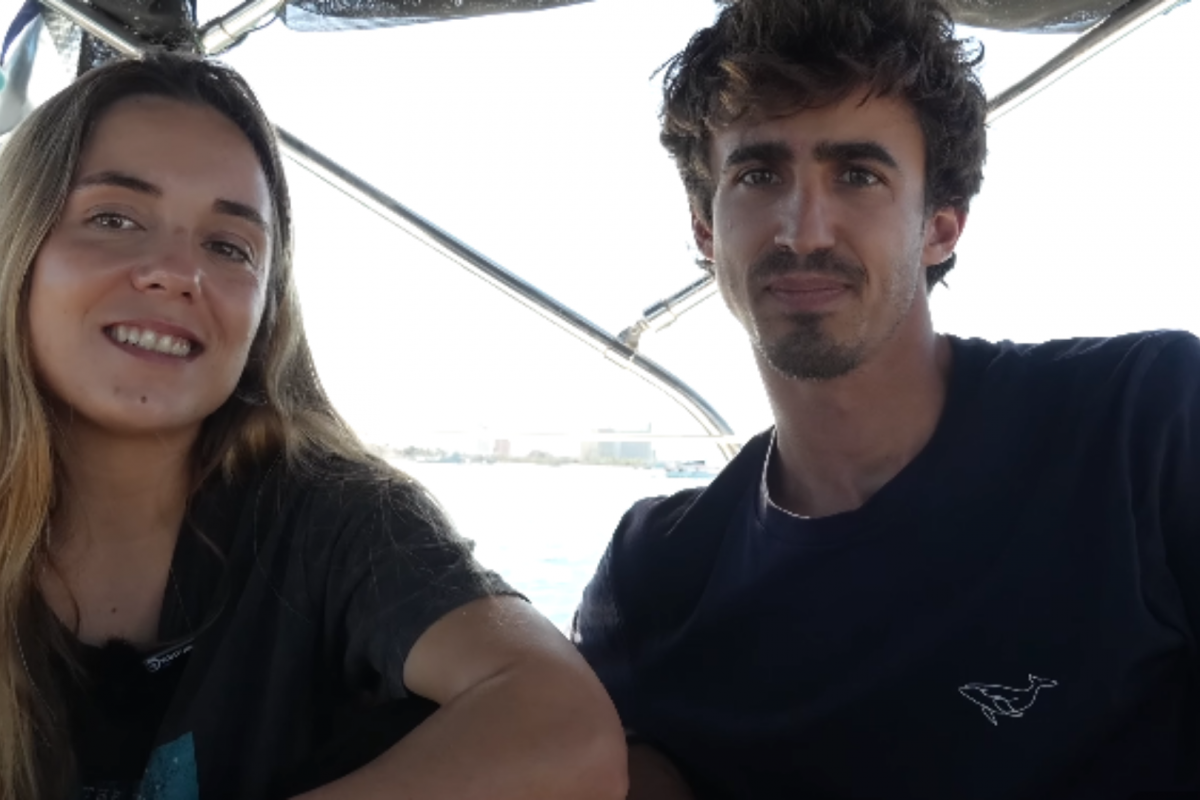 Celia y Álvaro, una pareja de españoles que recorren el mundo navegando.