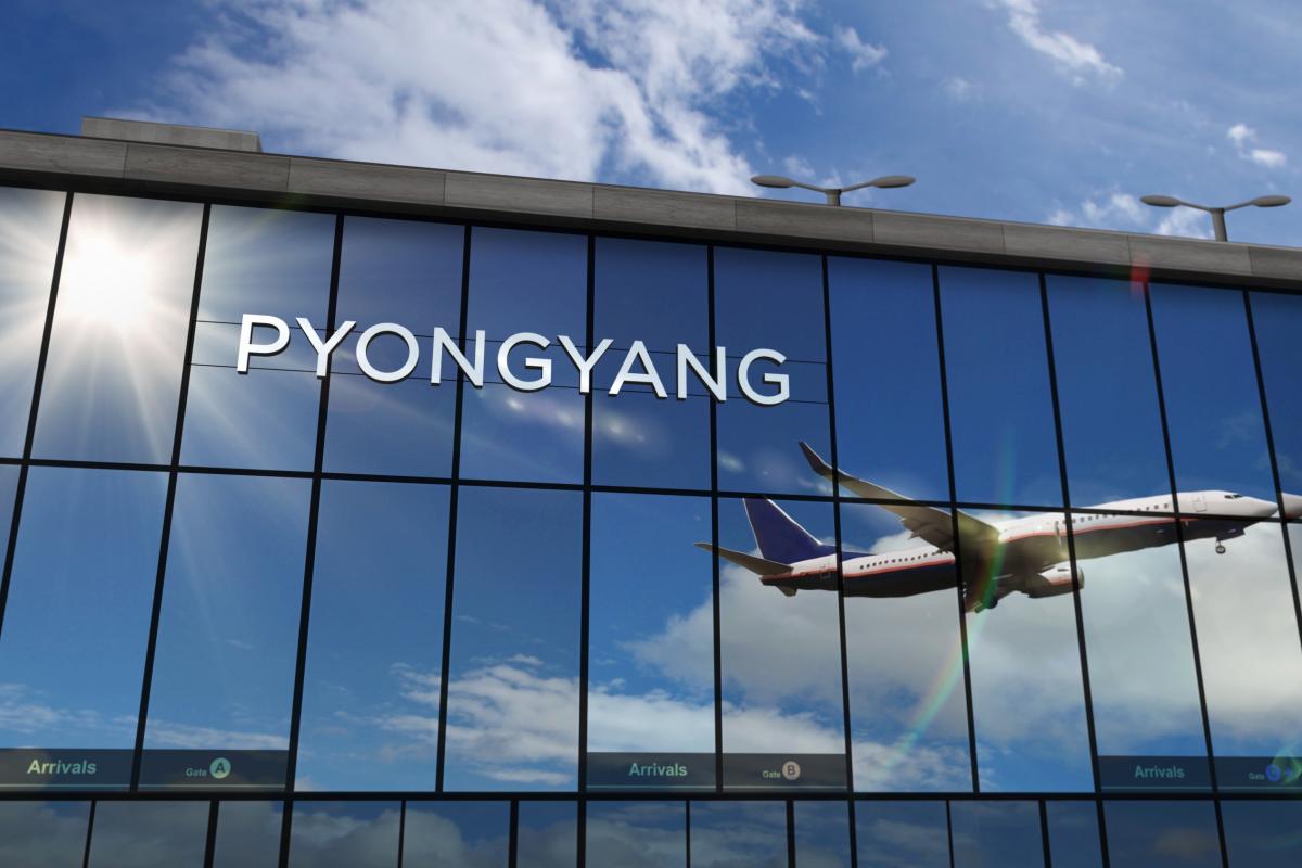 Ilustración 3D de un avión aterrizando en Pyongyang, Corea del Norte. Llegada a la ciudad con la terminal de cristal del aeropuerto y el reflejo de un avión a reacción.