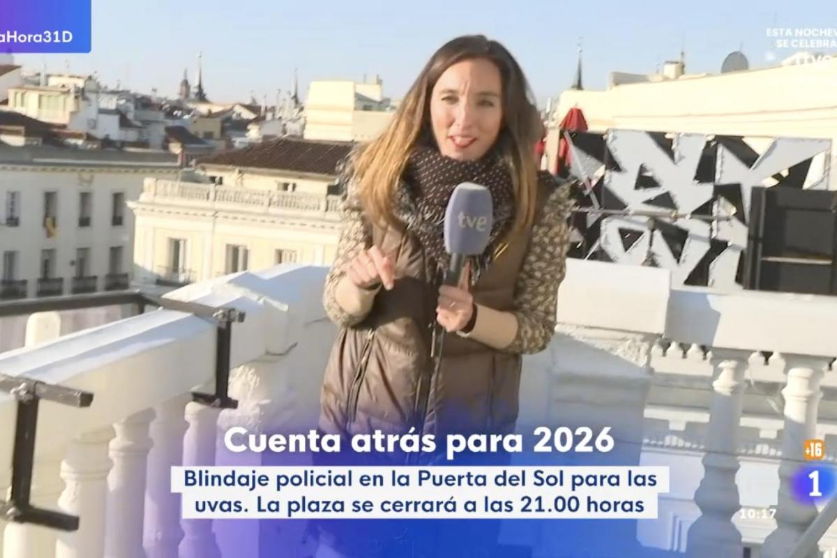 Una reportera de La Hora de La 1 en la Puerta del Sol.