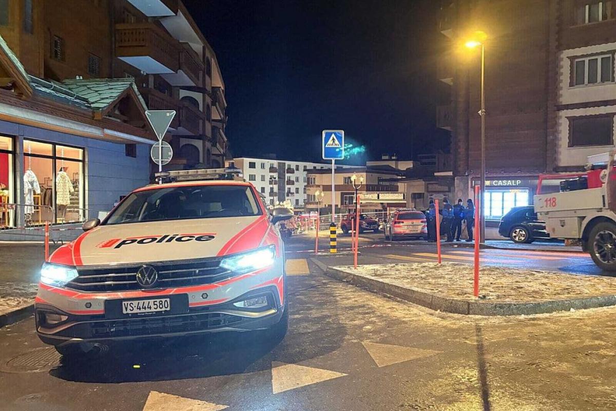 Servicios de emergencia en la zona de la tragedia en Crans Montana (Suiza)
