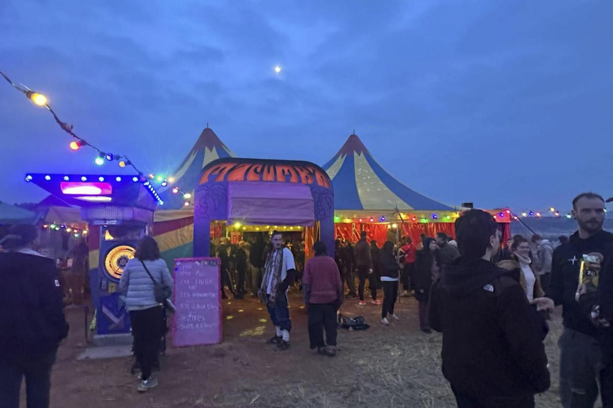 Más de mil vehículos se han congregado en el pantano del Cenajo, en el término municipal de Hellín (Albacete), para celebrar una fiesta rave con motivo del año nuevo.