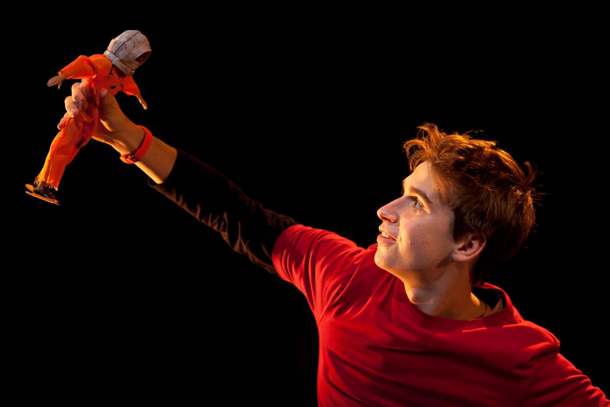 Tonín jugando con Yuri Gagarin